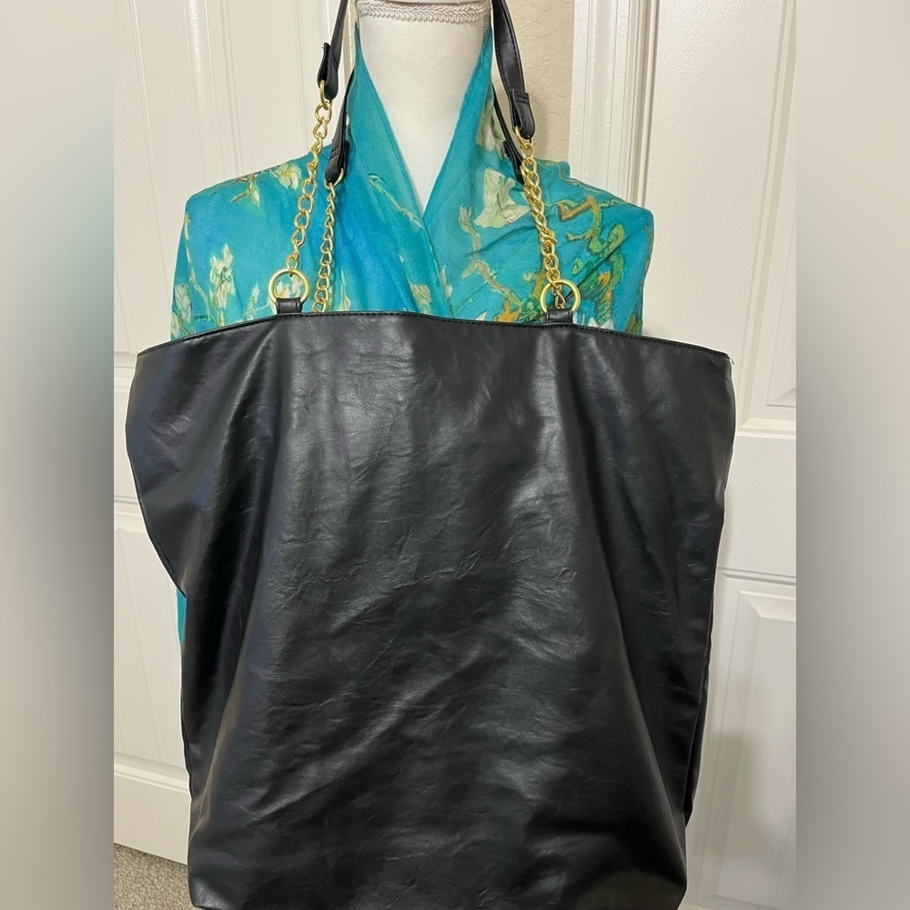 NWOT DSW Faux Leather Lg. Ruffle Tote with Mini Pouch - Picture 3 of 8
